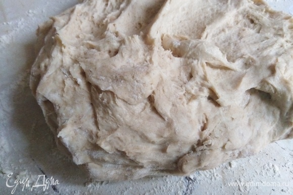 Затем перекладываем тесто на рабочую поверхность. Тесто липкое. Месим в течение 5 минут, постепенно добавляя понемногу соль. Структура теста меняется, и оно практически не липнет. Месим тесто еще 5 минут.