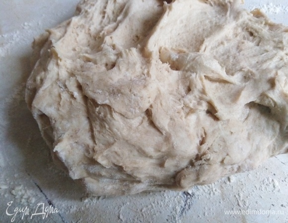 Затем перекладываем тесто на рабочую поверхность. Тесто липкое. Месим в течение 5 минут, постепенно добавляя понемногу соль. Структура теста меняется, и оно практически не липнет. Месим тесто еще 5 минут.