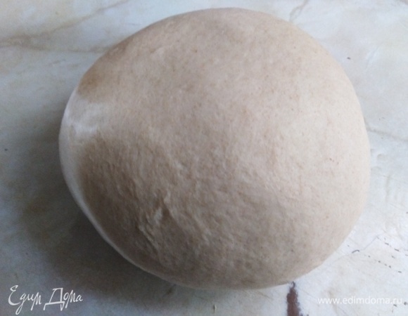 Формируем из теста шар. Перекладываем в смазанную растительным маслом посуду. Под пленкой оставляем для брожения на 2,5–3 часа.