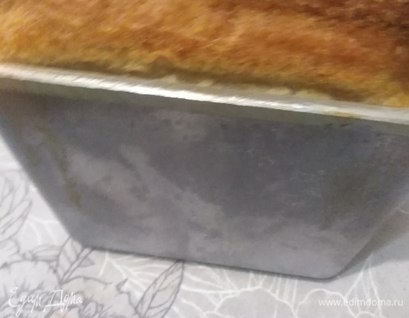 Первые 10 минут выпекайте при 220°C, затем убавьте температуру до 190°C и выпекайте еще 35–40 минут.