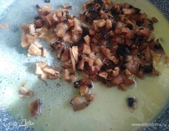 На сливочном масле обжарить шампиньоны.