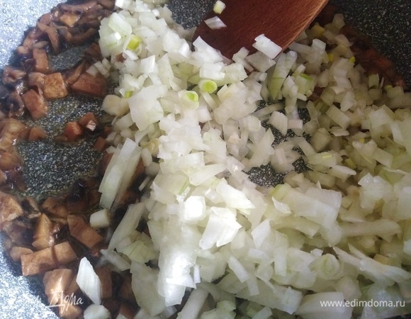 Добавить лук, жарить до прозрачности.