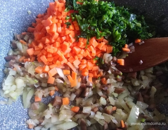 Всыпать нарезанные морковь и петрушку. Обжарить.