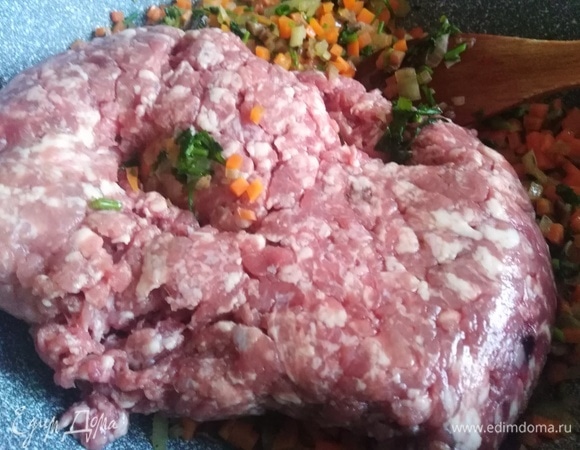 Добавить фарш. Обжарить до испарения жидкости и зарумянивания.