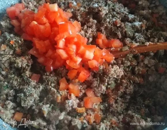 Посолить, добавить перец, базилик и нарезанный помидор. Жарить минут 5.