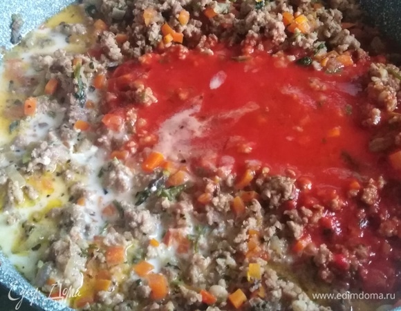 Томатную пасту развести с водой и сахаром. Влить в фарш, затем влить молоко и бальзамический уксус.