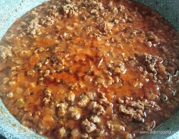 Тушить в течение 1 часа под крышкой на тихом огне.