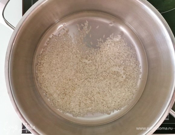 Рис отправим в большую кастрюлю с толстым дном. Заливаем водой и ставим на огонь.