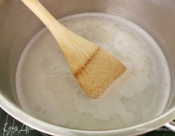 Доводим до кипения, уменьшаем огонь и варим, периодически помешивая, до полной готовности примерно 20 минут.