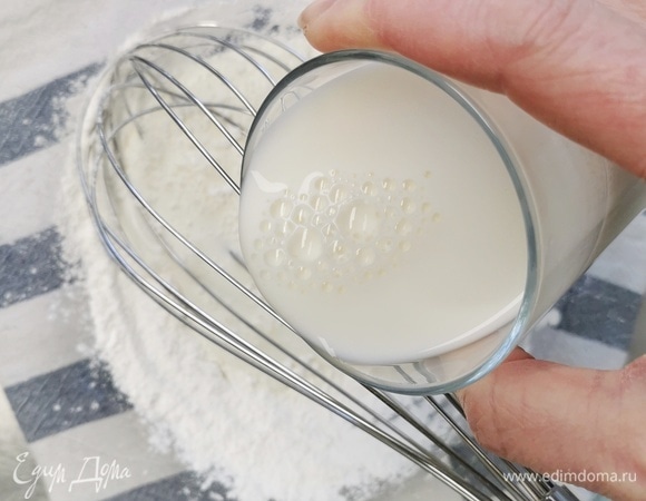 В глубокой миске смешиваем рисовую муку и крахмал. Наливаем из общей массы один стакан молока и сливки, тщательно перемешиваем.