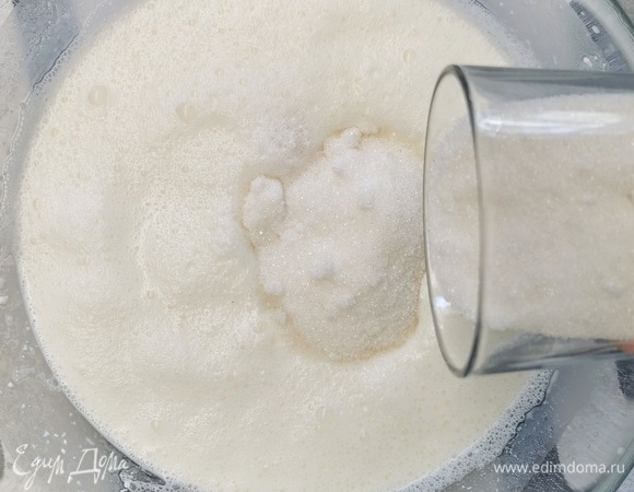 Туда же отправляем сахар.