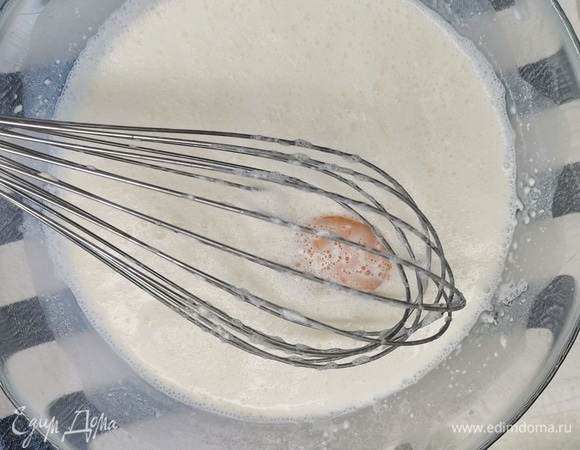 И желток, хорошо все взбиваем венчиком, затем добавляем ванильный сахар.