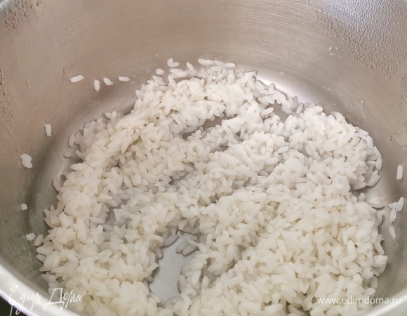 После того как рис сварился и вода почти полностью исчезла, вливаем оставшееся молоко.