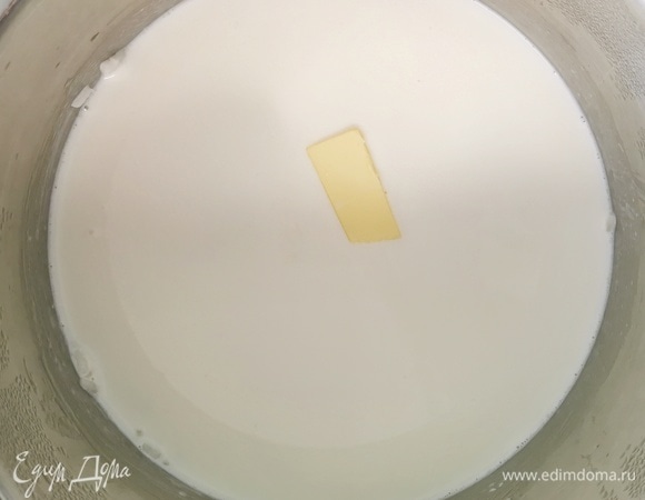 И добавляем сливочное масло. Хорошо перемешиваем.