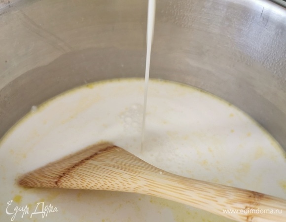 Тонкой струйкой вводим желтково-крахмальную смесь, и, постоянно перемешивая венчиком, даем массе возможность покипеть еще пять минут.