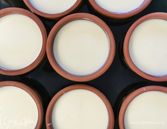 Распределяем по формочкам: чаще всего в Турции для этого используют глиняные горшочки. Не доходим до краев на один сантиметр.