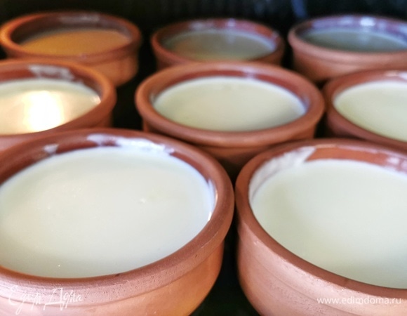 На противень нальем три стакана воды и поставим формочки с десертом. Осторожно отправляем противень в духовку, разогретую до 200°C.