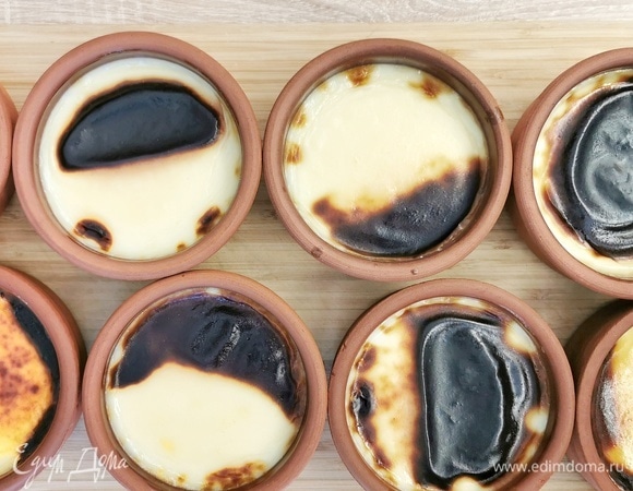 Ждем, когда сверху у десерта появится золотистая корочка. В моей семье любят корочку потемнее. Даем блюду остыть, желательно оставив его ночь в холодильнике.