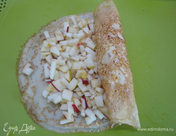 Яблоки нарежьте мелкими кубиками и посыпьте корицей или полейте соком лимона, добавьте цедру лимона и немного коричневого сахара. Сформируйте рулет. Для бананового рулета нарежьте банан кубиками.