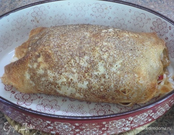 Все эти рулеты заверните в два или три блина, выложите в форму для запекания, сверху выложите хлопья сливочного масла и запекайте 15 минут при температуре 180°C.