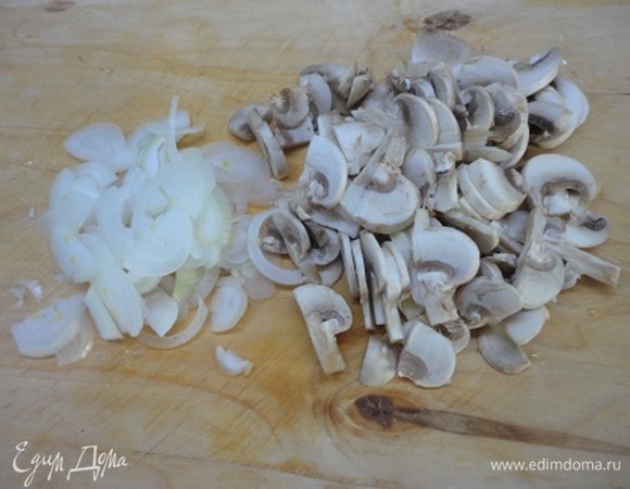 Нарезать лук и грибы тонкими пластинками.