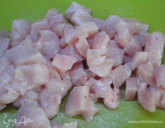 Филе курицы нарезаем мелкими кубиками.
