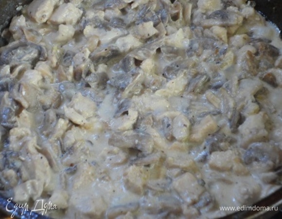 Обжариваем на сковороде лук до золотистого цвета, добавляем грибы и жарим пару минут, затем — нарезанное кубиками куриное филе, готовим 7 минут, помешивая. Наливаем сливки, солим по вкусу и готовим на слабом огне до загустения.
