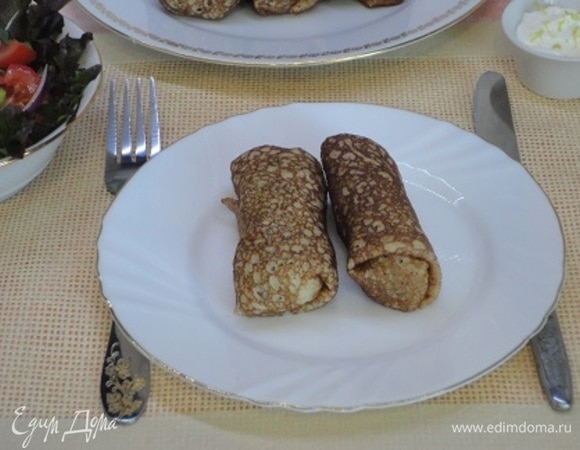 Каждый блин начиняем ложкой начинки, сворачиваем рулетиком.