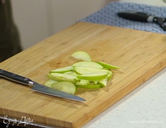 Яблоко, удалив сердцевину, нарезать тонкими дольками, полить выжатым из половинки лимона соком и переложить в глубокую миску.