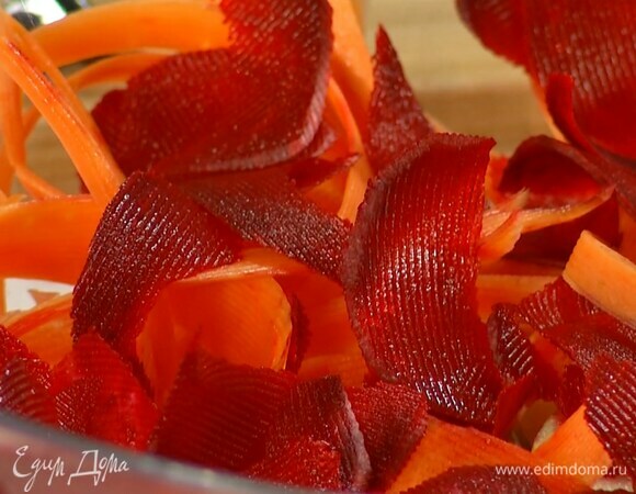 Морковь и свеклу почистить и с помощью овощечистки тонко нарезать в миску с яблоками.