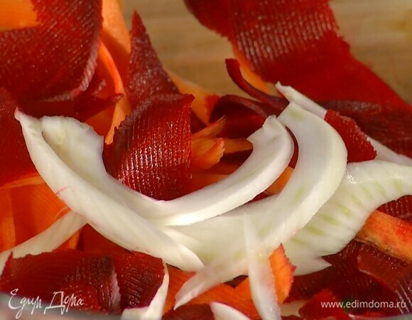 Фенхель порезать тонкой соломкой и тоже отправить в миску.