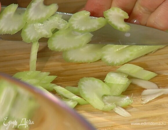 Сельдерей тонко нарезать поперек и добавить в салат.