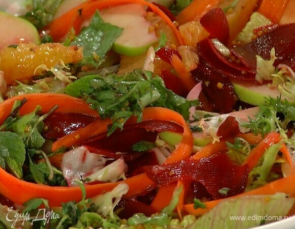 Салатные листья добавить в салат, полить заправкой и перемешать.