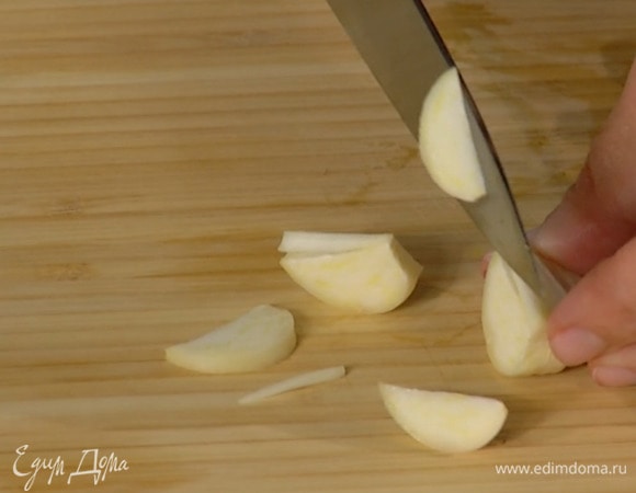 Чеснок почистить и порезать не очень мелко.