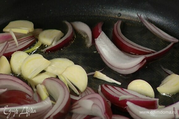 Разогреть в глубокой сковороде 2 ст. ложки растительного масла и слегка обжарить лук и чеснок.