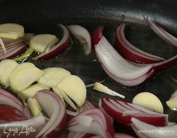Разогреть в глубокой сковороде 2 ст. ложки растительного масла и слегка обжарить лук и чеснок.