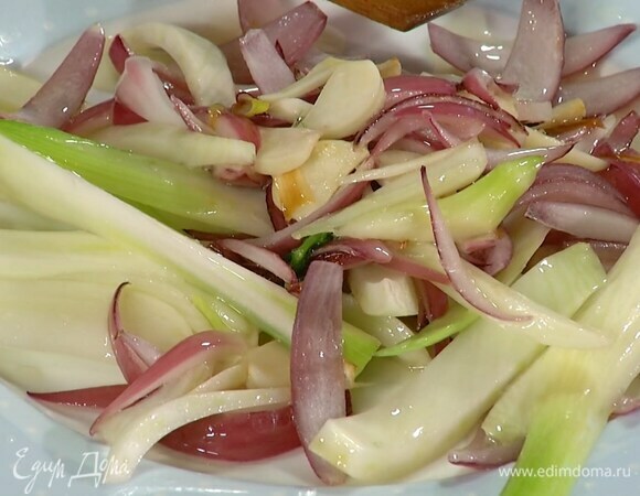Фенхель нарезать крупной соломкой, отправить к луку с чесноком и обжарить до полуготовности, затем слегка посолить, перемешать и переложить на тарелку.