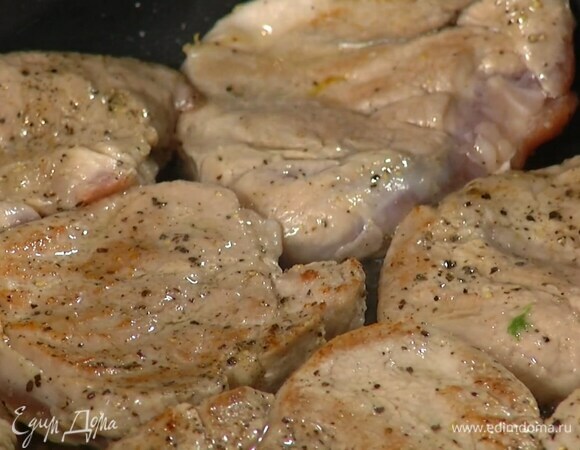 Свинину посолить и поперчить со всех сторон, накрыть целлофаном и отбить скалкой, затем выложить на сковороду, где жарился фенхель, сбрызнуть оставшимся растительным маслом и на сильном огне обжарить с двух сторон до появления золотистой корочки.