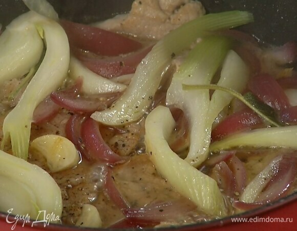 Добавить к свинине листья шалфея и обжаренный фенхель с луком и чесноком, влить самбуку и дать алкоголю выпариться, затем накрыть сковороду крышкой и довести мясо до готовности.