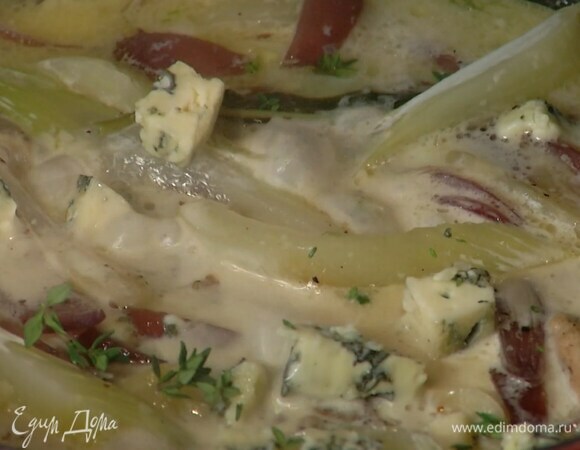 Готовое мясо с овощами полить сливками, посыпать сыром, листьями тимьяна и еще немного прогреть.