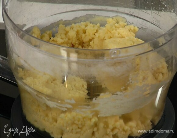 Приготовить тесто: муку, сахарную пудру и соль всыпать в чашу комбайна, добавить сливочное масло и измельчить все в крошку, затем ввести яйцо и еще немного вымешать.