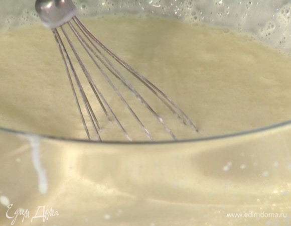 Приготовить крем: яйца и желток поместить в чашу блендера, влить сливки, лимонный сок и на маленькой скорости взбить насадкой-венчиком, затем всыпать сахар и еще немного взбить.