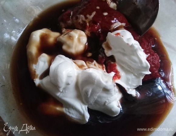 Соединить сметану, томатную пасту и соевый соус. Разбавить водой.