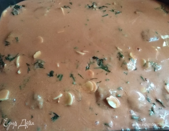 Залить соусом тефтели. Накрыть форму фольгой. Поставить в разогретую до 190°C духовку .