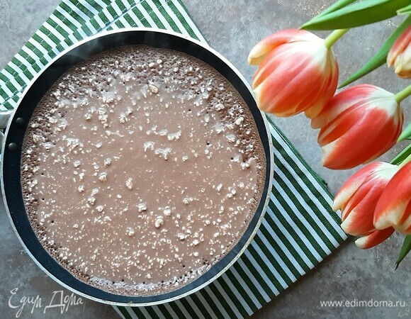 Молоко подогреваем примерно до 50°C, добавляем яйцо, сахар, тщательно размешиваем. Добавляем творог (если сильно крупный, пробейте блендером), муку, какао и ванилин. Вливаем кипяток и растительное масло. Оставляем минут на 10. Выпекаем блины на сильном огне с двух сторон до румяности. У меня получилось 10 блинчиков.