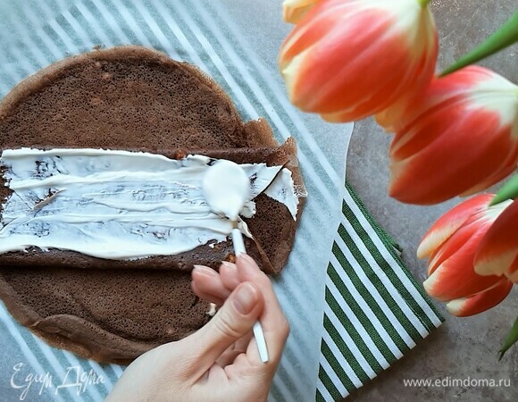 В кастрюлю кладем вишню, сахар и вливаем воду. Доводим до кипения и готовим пару минут. Крахмал смешиваем с 1 ст. л. воды и добавляем к вишне при постоянном помешивании, варим до загустения. Затем пробиваем блендером до однородности. Блин складываем к середине, смазываем сметаной и скручиваем в рулетик. Подаем с вишневым соусом. Приятного аппетита!