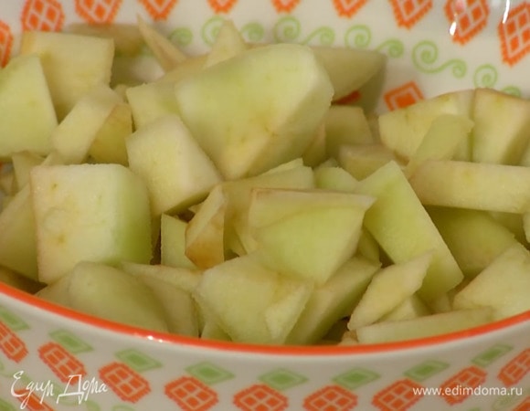 Яблоки почистить и, удалив сердцевину, нарезать небольшими кубиками.