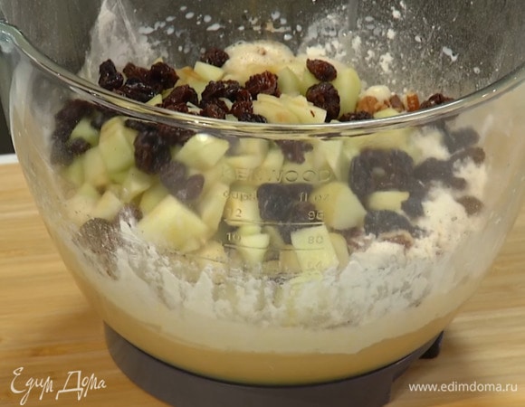 Всыпать в тесто муку, разрыхлитель, корицу, соль, добавить поломанные руками орехи, яблоки, отжатый изюм и вымешать все лопаткой.