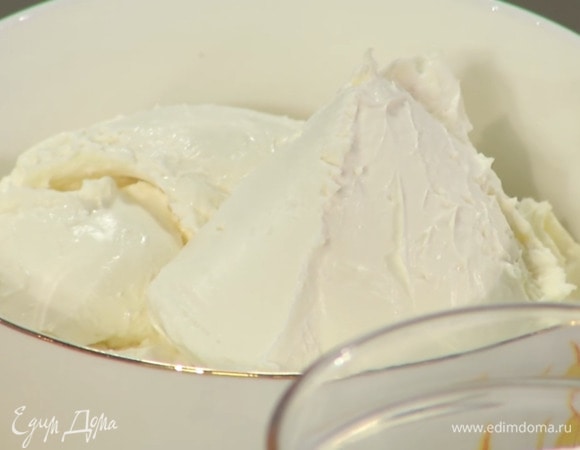 Приготовить крем: сливочный сыр соединить с сахарной пудрой, добавить выжатый из половинки лимона сок, сливки и перемешать все ложкой.