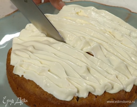 Готовый пирог остудить и покрыть кремом.